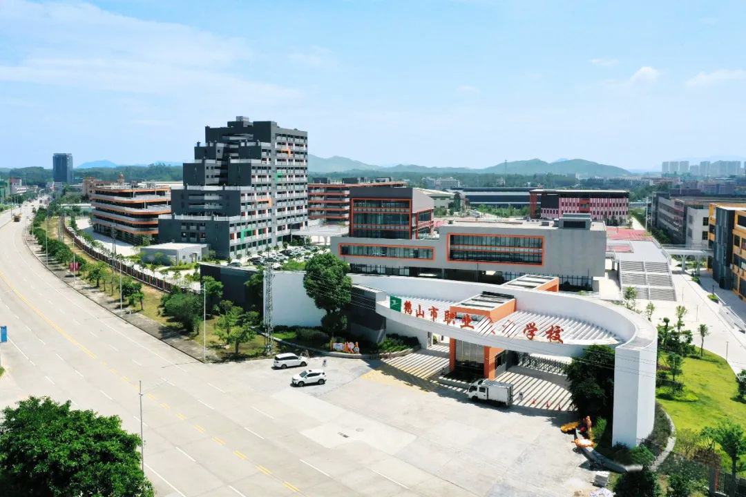 3000+ 人熱水自由！鶴山職校 “雙能引擎” 打造低碳校園新標桿